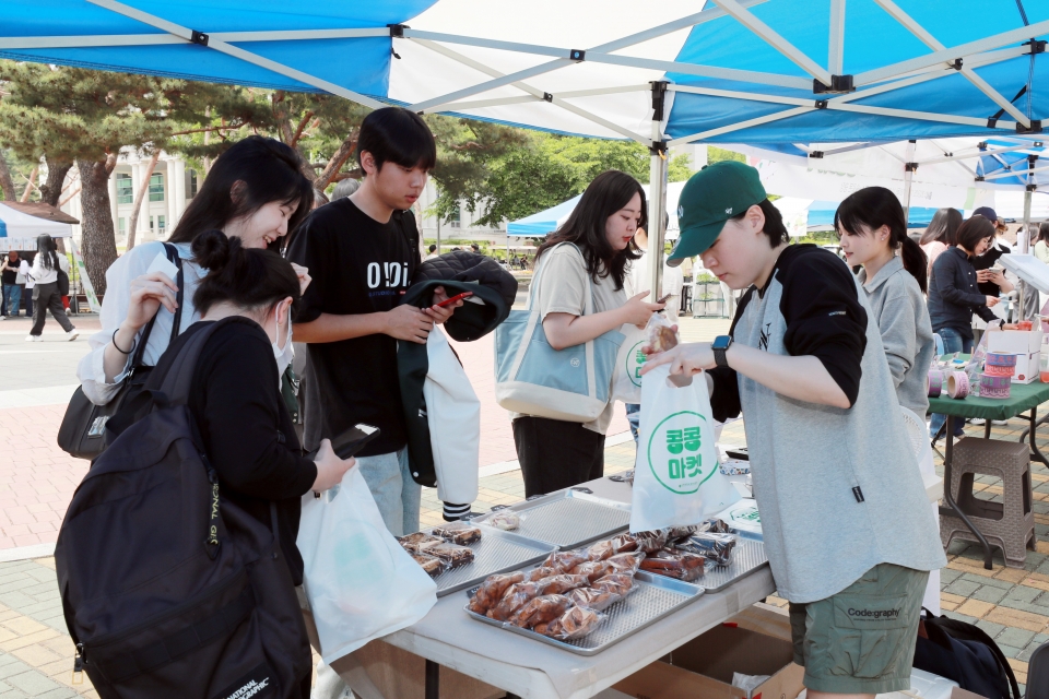 삼육대학교가 지난 17일~18일 양일간 교내 솔로몬광장에서 청년창업 플리마켓 ‘콩콩마켓’을 개최했다. 사진=삼육대.