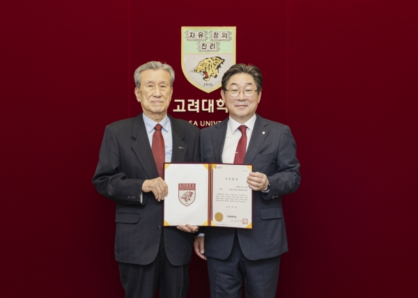 김동원(오른쪽) 고려대학교 총장이 유휘성 기부자와 기념촬영을 하고 있다. 사진=고려대.