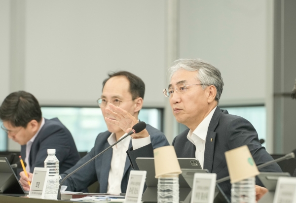 이석준(오른쪽) NH농협금융지주 회장이 사회적가치 및 녹색금융 협의회에서 회의를 주재하고 있다. 사진=농협금융지주.