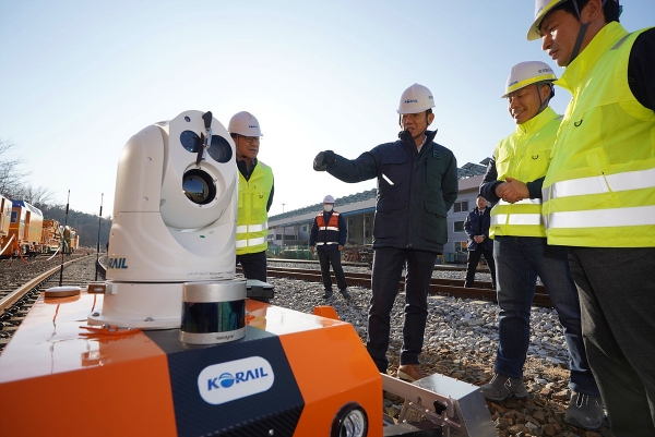 한문희(오른쪽 두 번째) 한국철도공사(코레일) 사장이 철도시설물 자율주행 점검 로봇을 시연하며 관계자들과 이야기를 나누고 있다. 사진=코레일