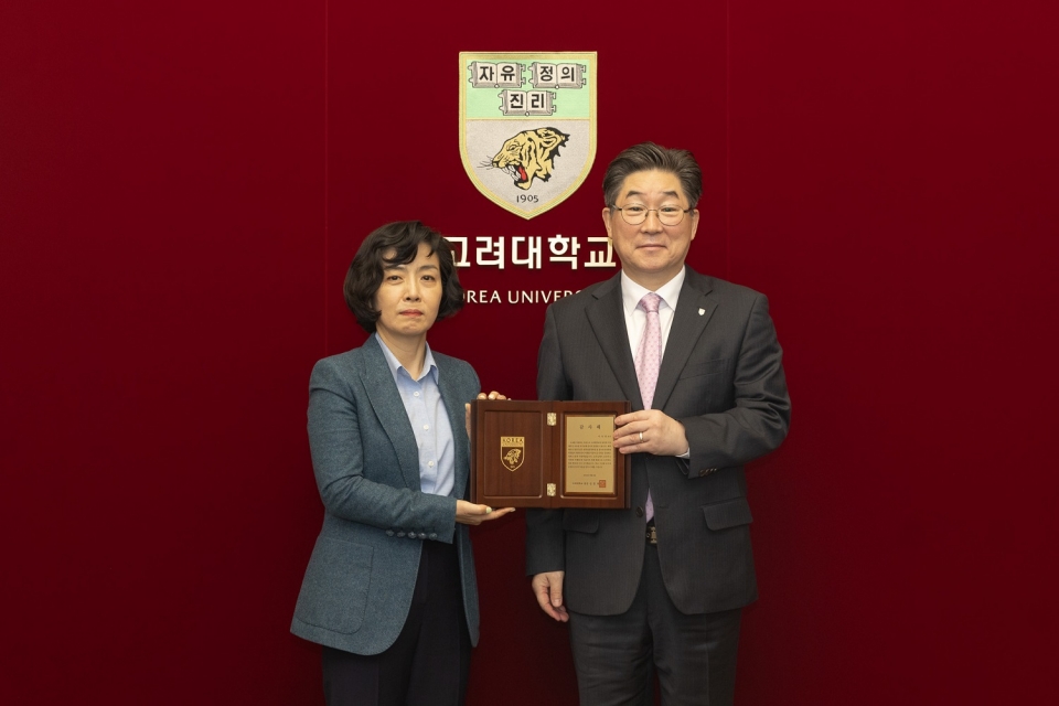 김동원(오른쪽) 고려대학교 총장이 이숙연 판사와 기념촬영을 하고 있다. 사진=고려대.